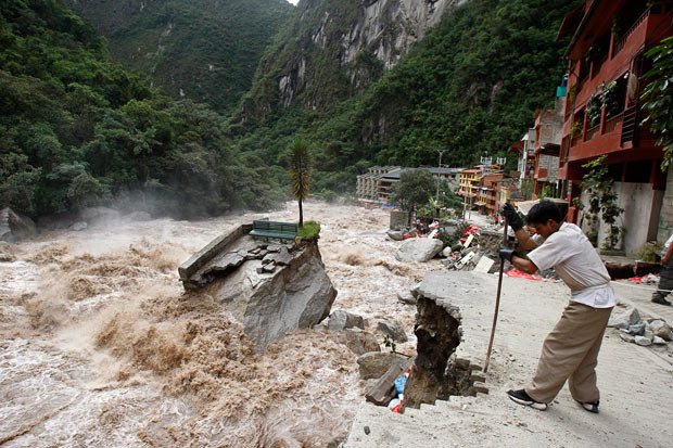 Những thảm họa thiên nhiên, một năm nhìn lại ảnh 9 A worker repairs an access road to Machu Picchu, which was damaged by the floodwaters of the Vilcanota river, after torrential rains in Cuzco, Peru