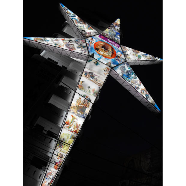 Những kỷ lục về Giáng sinh được xác lập ảnh 10 Largest Christmas star ornament: The largest Christmas star ornament measures 31.59 m (103 ft 8 in) tall and was achieved by Apple A Day Properties (India) and unveiled in Kochi, Kerala, India, on 31 December 2009.