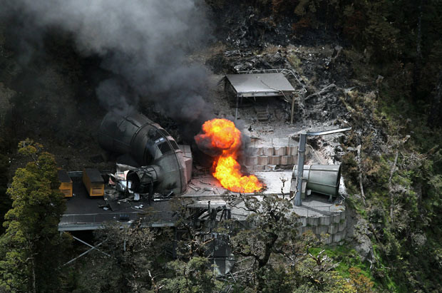 Những thảm họa thiên nhiên, một năm nhìn lại ảnh 18 A fire rages out of control from a ventilation shaft at the Pike River Mine in Greymouth, New Zealand. Rescue teams have been working around the clock to recover the bodies of the 29 New Zealand mine crew that lost their lives following two blasts at the mine