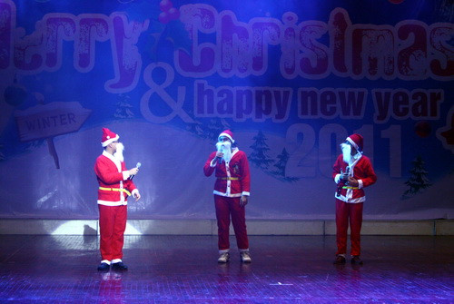 Chủ đề của Đêm hội là "Chào đón Giáng sinh và năm mới 2011" nên từ những tiết mục đầu tiên đã xuất hiện những ông già Noel vui nhôn trên sân khấu. Ảnh, gdtd.vn