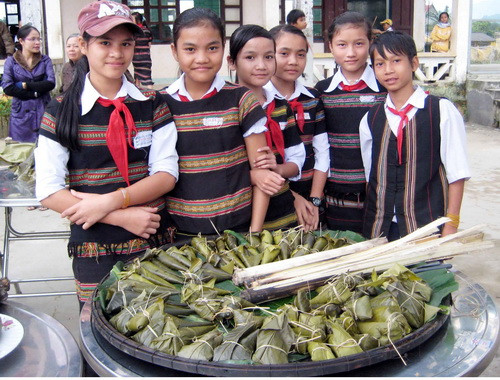 Học sinh vui vẻ bên những chiếc bánh đã nấu chín