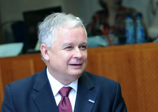 10 nhân vật được thế giới chú ý nhất năm 2010 ảnh 6 Lech Kaczynski Former Polish President Kaczynski died with 95 other people including Polish government officials on April 10 in a private plane crash over Russia’s Smolensk. The 51-year-old was heading for the 70th anniversary commemorative ceremony of Katyn victims.