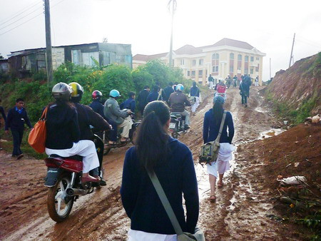 Giáo viên, học sinh ngày ngày phải xắn quần để lội bùn tới trường Giáo viên, học sinh ngày ngày phải xắn quần để lội bùn tới trường