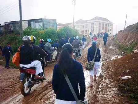 Giáo viên, học sinh ngày ngày phải xắn quần để lội bùn tới trường