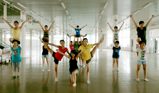 Các SV đang luyện tập chuẩn bị cho giải