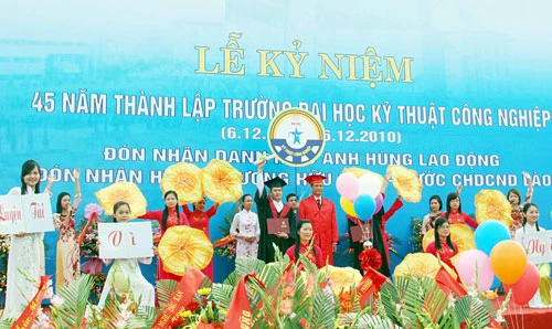 ĐH Kỹ thuật Công nghiệp Thái Nguyên đón nhận Danh hiệu Anh hùng Lao động