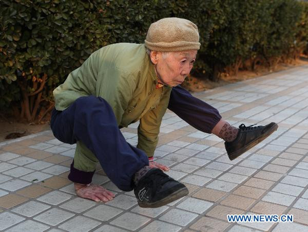 Ngạc nhiên với những động tác của bà lão 82 tuổi