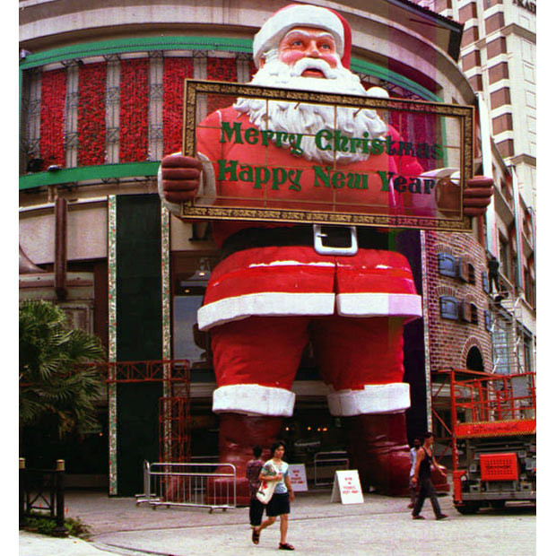 Những kỷ lục về Giáng sinh được xác lập ảnh 3 Largest Santa: A Santa measuring 15.6 m (51 ft) high, 11 m (36 ft) wide and 4 m (13 ft) deep stood at the entrance to the Tanglin Mall, Singapore, from November 10, 1996 to January 3, 1997. It weighed 2.5 tonnes and was constructed from polyfoam and metal.