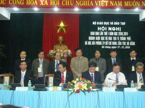 Đại diện Sở GD&ĐT 5 thành phố trực thuộc trung ương ký kết giao ước thi đua năm học 2010 - 2011 trước sự chứng kiến của Bộ trưởng Bộ GD&ĐT và đại diện Công đoàn, các Cục, Vụ của Bộ GD&ĐT