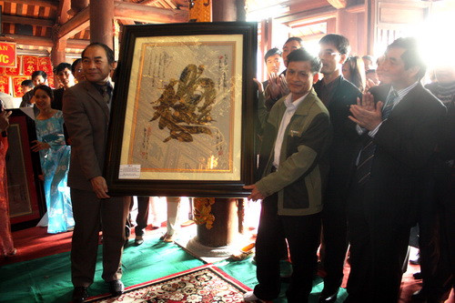 Thứ trưởng Bộ GD-ĐT Nguyễn Vinh Hiển nhận chữ tại đền thờ thầy giáo Chu Văn An. Ảnh, gdtd.vn