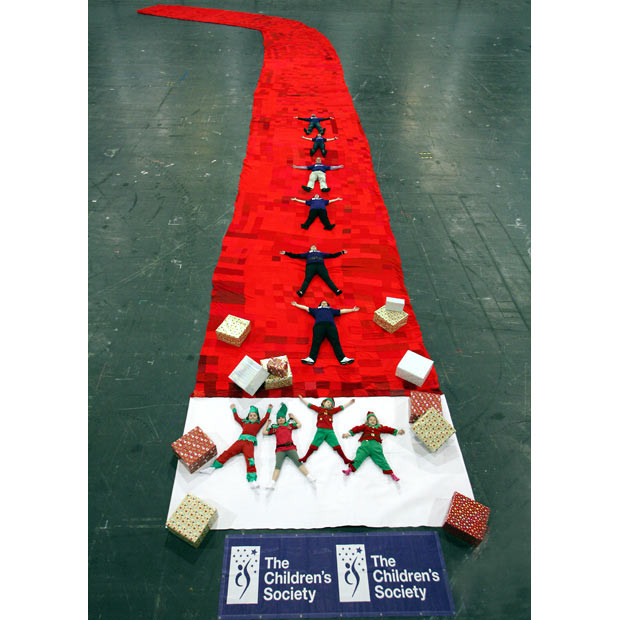 Những kỷ lục về Giáng sinh được xác lập ảnh 9 Largest Christmas stocking: The largest Christmas stocking measured 32.56 m (106 ft 9 in) long and 14.97 m (49 ft 1 in) wide (heel to toe) and was made by the Children’s Society (UK) in London, UK on 14 December 2007.