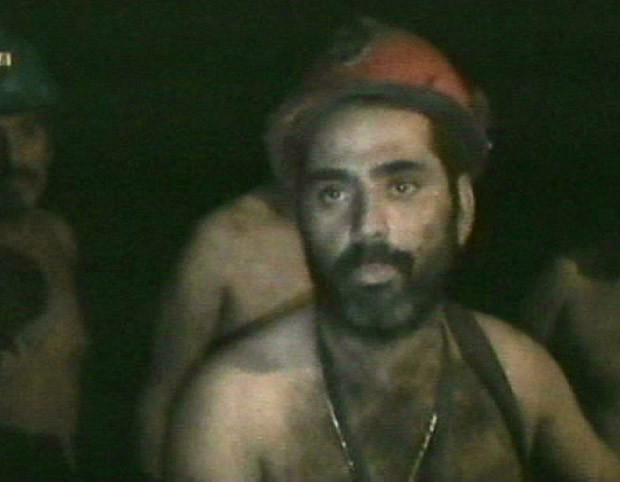 Những thảm họa thiên nhiên, một năm nhìn lại ảnh 17 Mario Sepulveda, one of the 33 trapped miners at the San Jose gold and copper mine in Copiapo, 800 km north of Santiago