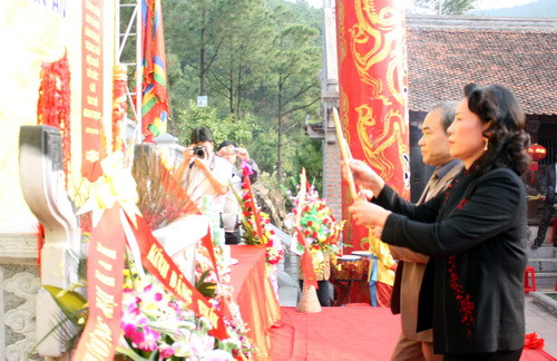 Thứ trưởng Bộ GD-ĐT Nguyễn Vinh HIển và Phó chủ tịch UBND tỉnh Hải Dương Đặng Thị Bích Liên dâng hương. Ảnh, gdtd.vn