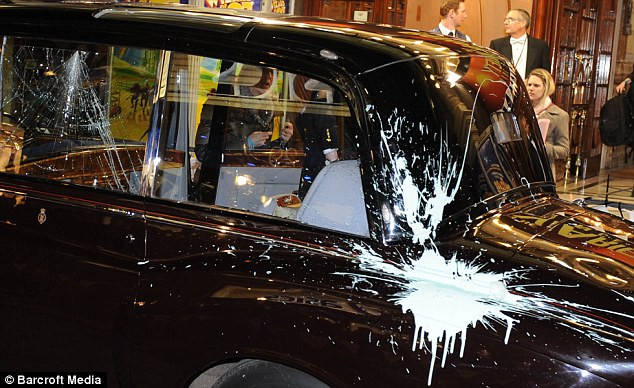 Sinh viên tấn công xe của thái tử Anh ảnh 2 Charles and Camilla’s Car was hit by a paint bomb Read more: http://www.dailymail.co.uk/news/article-1337088/TUITION-FEES-VOTE-PROTEST-Charles-Camillas-car-attacked-thousands-students-descend-Parliament.html#ixzz17fyVSyaa