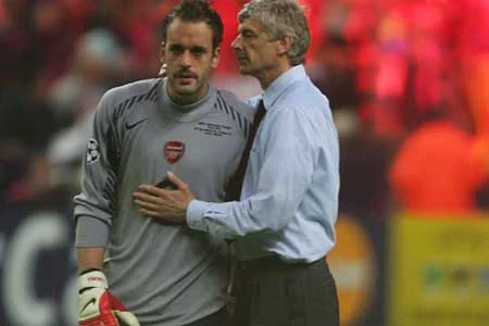 HLV Wenger phủ nhận tin đồn Almunia rời Arsenal