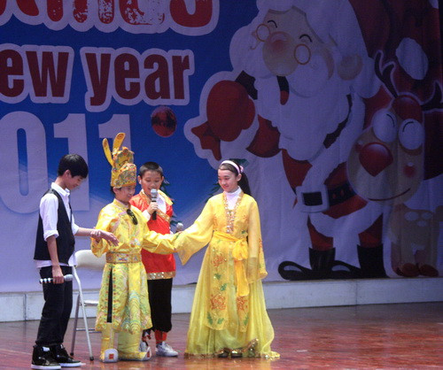 Màn kịch "Sơn Tinh-Thủy Tinh" dàn dựng công phu với lời thoại Tiếng Anh. Ảnh, gdtd.vn