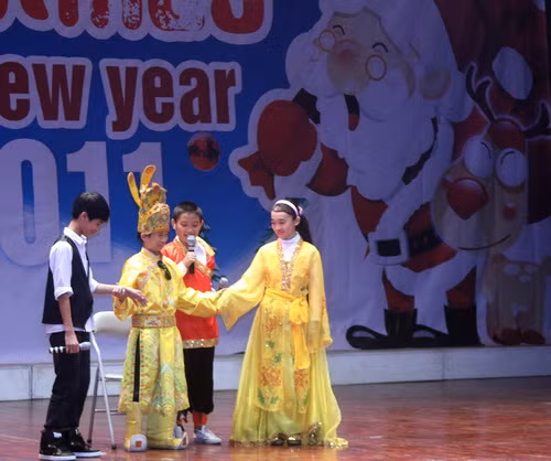 Màn kịch "Sơn Tinh-Thủy Tinh" dàn dựng công phu với lời thoại Tiếng Anh. Ảnh, gdtd.vn