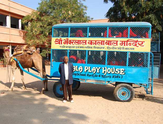 Sự kiện nổi bật của thế giới qua ảnh ảnh 6 Children of Bhanwarlal Kala Bal Mandir School head to school on a camel-driven school bus in Rajasthan, India.