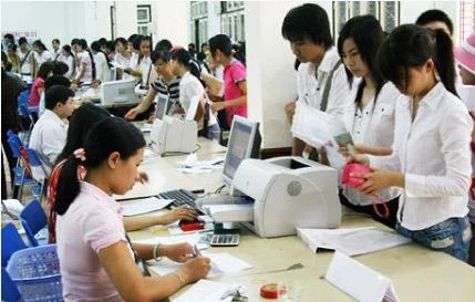 Học sinh nhận miễn giảm học phí tại địa phương