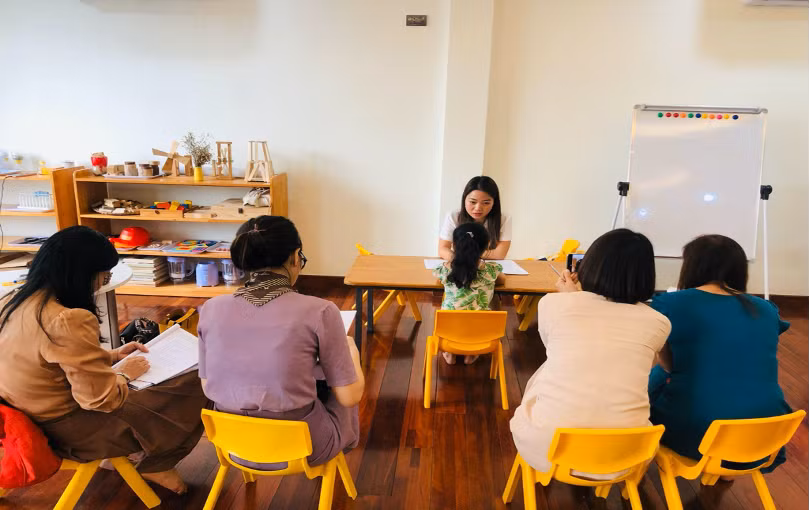 Các chuyên gia và đánh giá viên thực hiện các thao tác chuẩn phát triển trẻ em 5 tuổi.