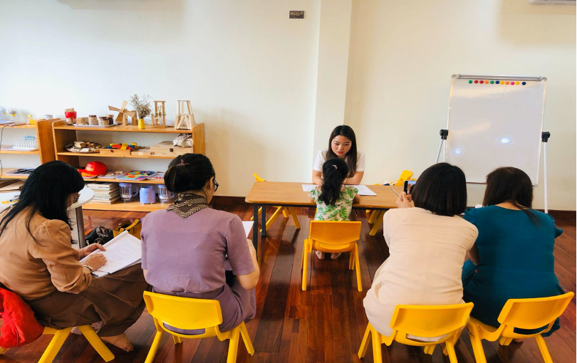 Các chuyên gia và đánh giá viên thực hiện các thao tác chuẩn phát triển trẻ em 5 tuổi. Các chuyên gia và đánh giá viên thực hiện các thao tác chuẩn phát triển trẻ em 5 tuổi.