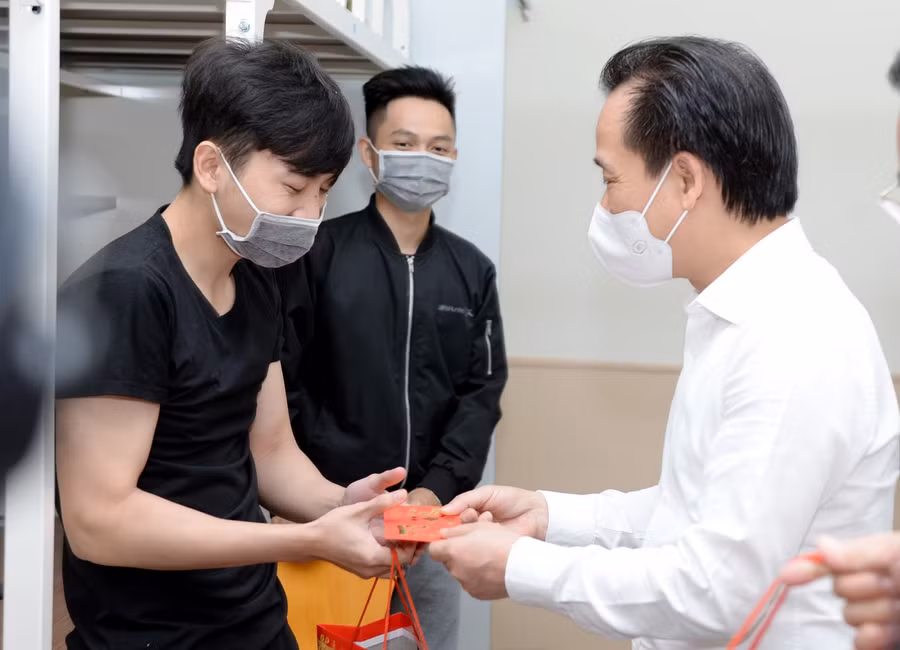 Lãnh đạo Đảng ủy Khối các trường ĐH, CĐ Hà Nội và lãnh đạo Trường ĐH Kinh tế Quốc dân thămtặng quà cho các sinh viên nội trú