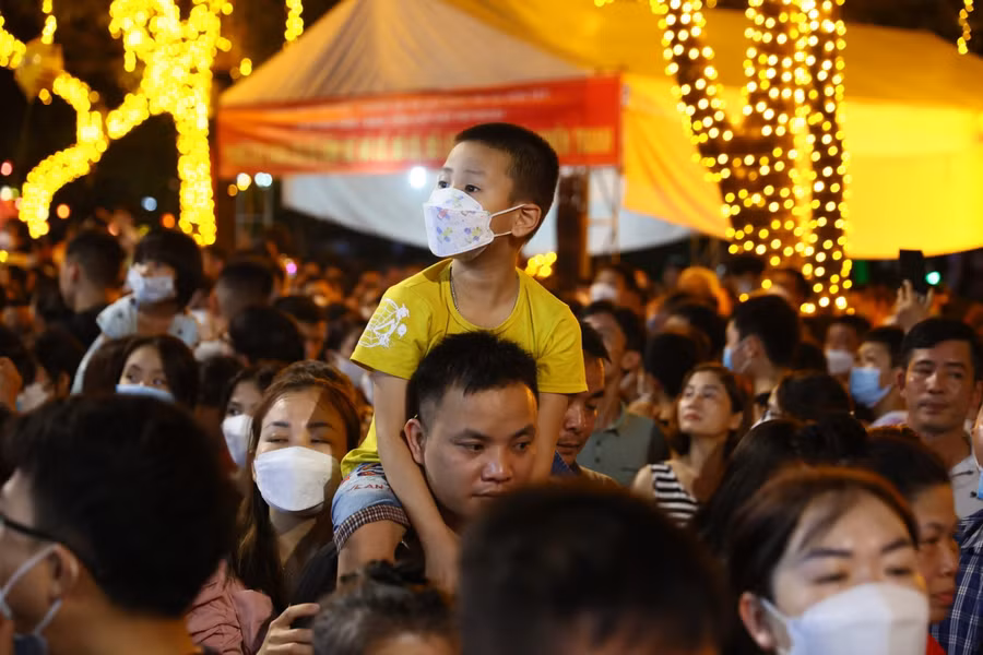 Dòng người đổ về phố đi bộ Thành cổ Sơn Tây trong tối ngày hôm nay.