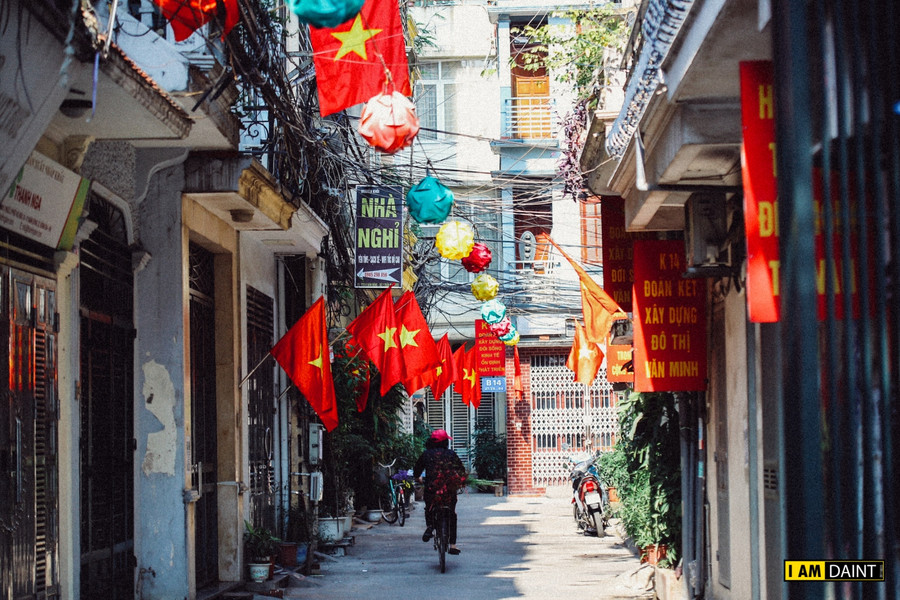 Những con ngõ nhỏ với sắc cờ, sắc hoa đào bỗng bình yên đến lạ thường.