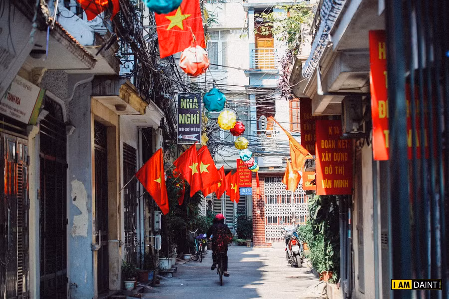 Những con ngõ nhỏ với sắc cờ, sắc hoa đào bỗng bình yên đến lạ thường.