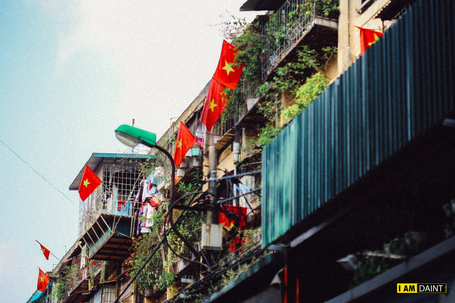 Khi những hàng quán đóng cửa, những khu tập thể bỗng hiện ra mang một nét cổ kính rất Hà Nội.