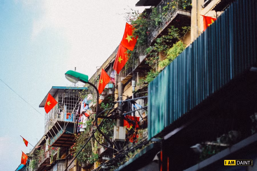 Khi những hàng quán đóng cửa, những khu tập thể bỗng hiện ra mang một nét cổ kính rất Hà Nội.