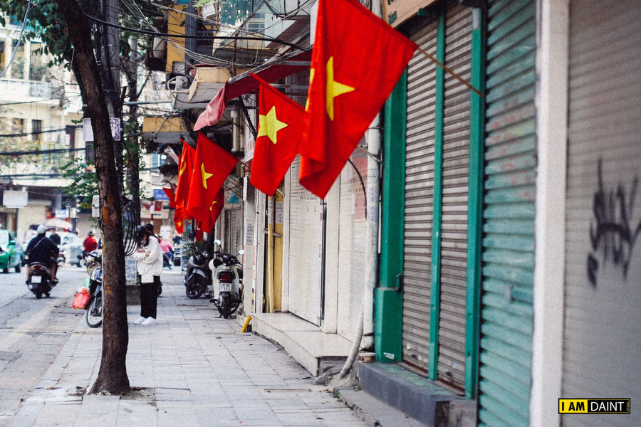 Những góc phố được trang hoàng lộng lẫy ở Hà Nội bỗng trở nên bình yên đến lạ.