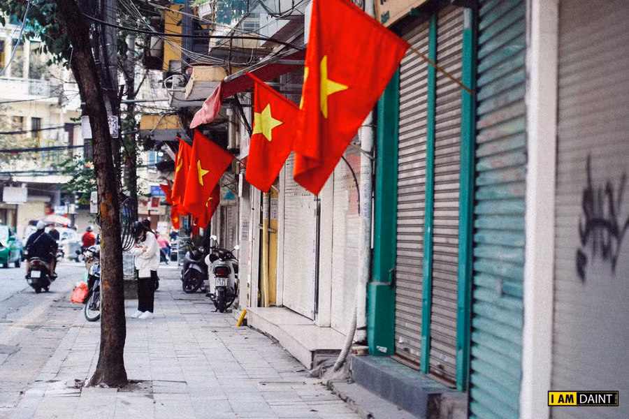 Những góc phố được trang hoàng lộng lẫy ở Hà Nội bỗng trở nên bình yên đến lạ.