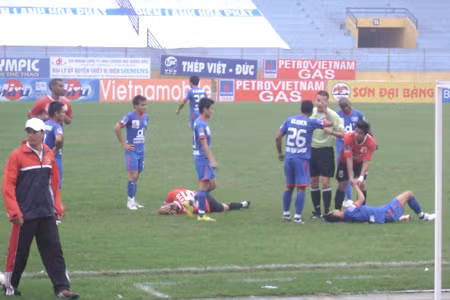 Trận đấu đã diễn ra với khá nhiều pha vào bóng có phần quyết liệt
