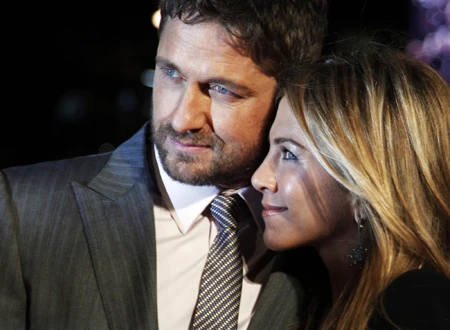 Jennifer Aniston &quot;tình cảm&quot; bên Gerard Butler