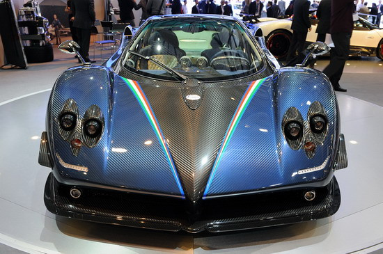 Bên ngoài xe được bọc lớp sợi carbon và titan Bên ngoài xe được bọc lớp sợi carbon và titan