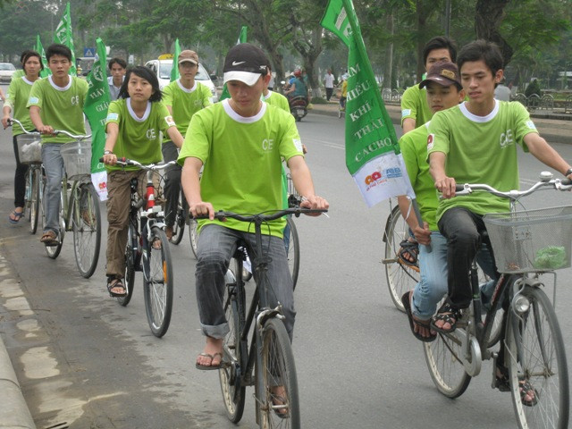 Đạp xe tuyên truyền bảo vệ môi trường và thực hiện cuộc vận động “Thanh niên với văn hóa giao thông”.