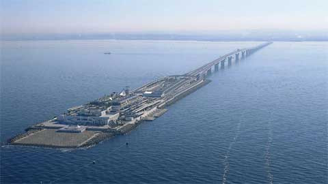 Một khu để xe lớn nằm trên đỉnh đường hầm nhân tạo Một khu để xe lớn nằm trên đỉnh đường hầm nhân tạo