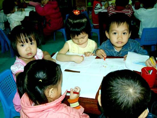 "Cần phát huy tính chủ động sáng tạo của GV và HS" ảnh 3 Bé tập vẽ