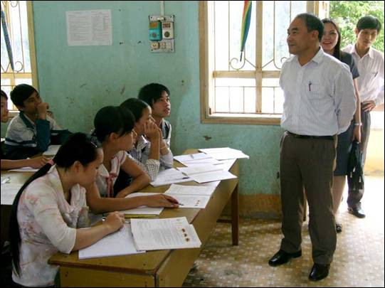 "Cần phát huy tính chủ động sáng tạo của GV và HS" ảnh 1 Thứ trưởng Nguyễn Vinh Hiển thăm, kiểm tra và đánh giá việc triển khai, thực hiện phong trào tại trường THPT Phủ Thông