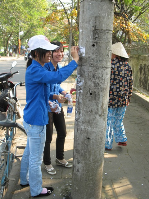 Sức trẻ hành động vì môi trường ảnh 10 Ra quân bóc tách, tháo dỡ các tờ rơi quảng cáo trên cột điện, bờ tường…