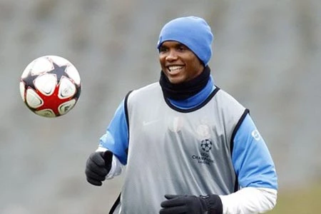 Samuel Eto"o: Áp lực đang đè lên Chelsea