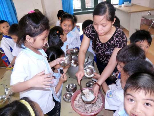 "Cần phát huy tính chủ động sáng tạo của GV và HS" ảnh 4 Bữa trưa của các em HS trường Tiểu học Đức Xuân (thị xã Bắc Kạn)