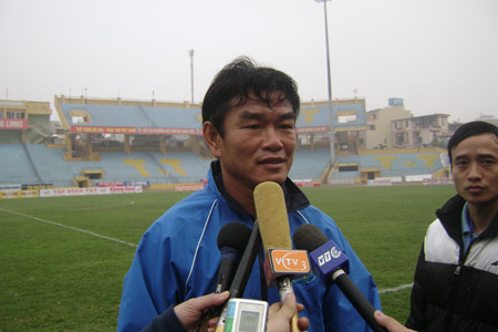 HLV Phan Thanh Hùng tỏ ra rất vui khi vượt qua đội bóng cũ HLV Phan Thanh Hùng tỏ ra rất vui khi vượt qua đội bóng cũ