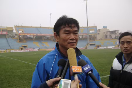 HLV Phan Thanh Hùng tỏ ra rất vui khi vượt qua đội bóng cũ