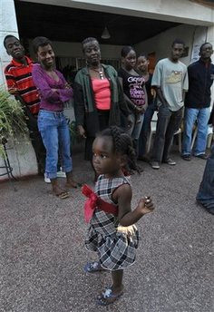 Cả gia đình đều sống sót sau 2 trận động đất mạnh Cả gia đình đều sống sót sau 2 trận động đất mạnh