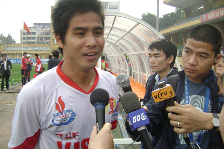 Việt Thắng tỏ ra rất vui mừng khi là người ghi bàn thắng mở tỷ số cho XM The Vissai Ninh Bình Việt Thắng tỏ ra rất vui mừng khi là người ghi bàn thắng mở tỷ số cho Ninh Bình