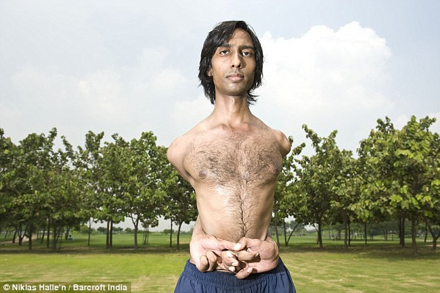 ’Rubber Man’ Vijay Sharma demonstrates his flexibility by winding his arms around his back and wrapping then around his waist in Delhi Read more: http://www.dailymail.co.uk/news/worldnews/article-1254391/The-real-life-flexible-friend-Indias-Rubber-Man-makes-Guinness-Book-World-Records.html#ixzz0jYB3vEVV
