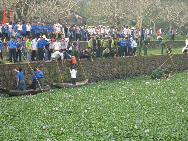 Các đoàn viên ưu tú được tặng thưởng trong lễ ra quân “Tháng thanh niên 2010”.