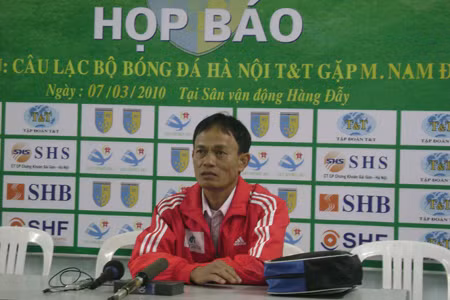 HLV Nguyễn Ngọc Hảo cho biết Nam Định đang gặp rất nhiều khó khăn để trụ hạng